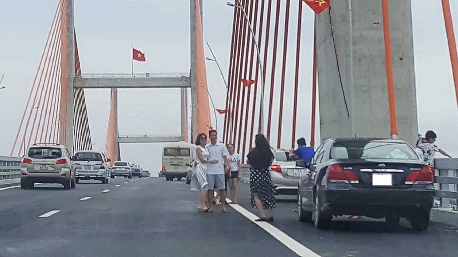 Năm 2020: Dừng, đỗ xe trên cầu bị xử phạt ra sao?
